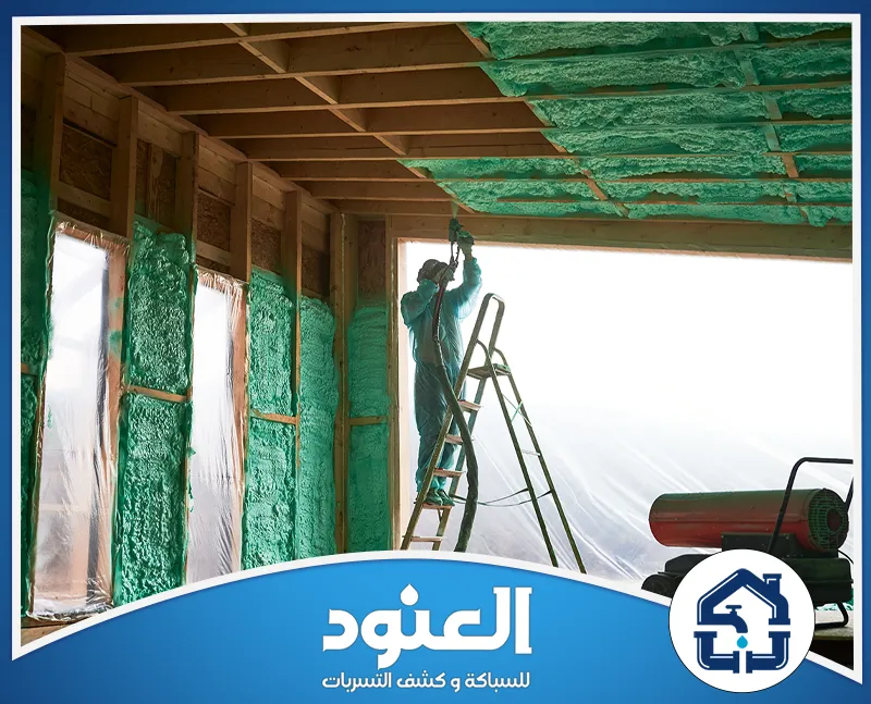 شركة عزل فوم بولي يوريثان ببقعاء عامل يرش عازل الفوم على الأسقف والجدران الخشبية لتحسين العزل الحراري للمبنى.