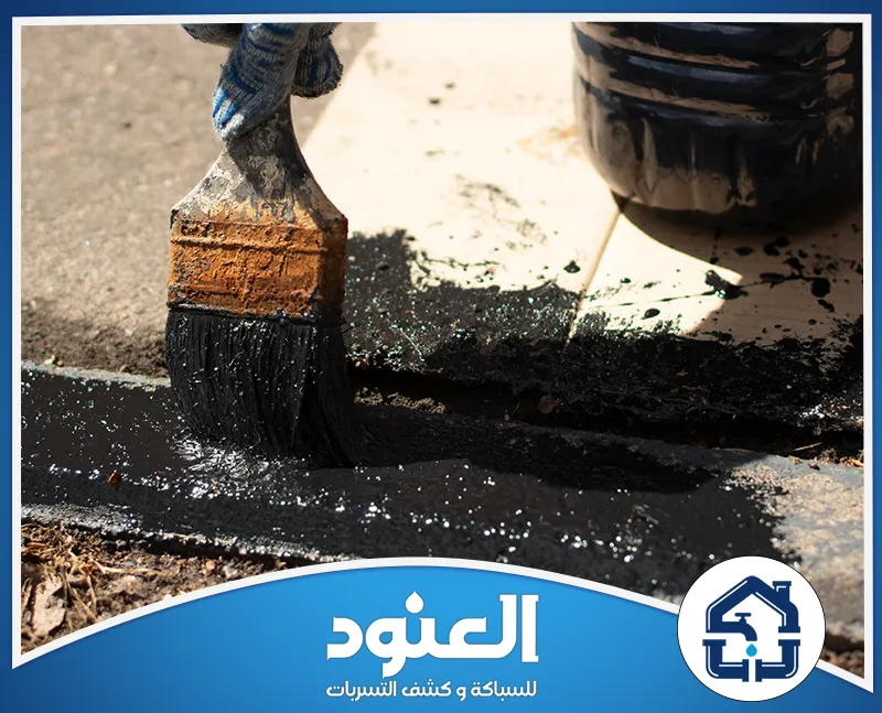 شركة عزل اسطح خرسانية بحي الزهور الرياض 0500805875 شركة العنود تطبيق طبقة عزل أسود على السطح باستخدام فرشاة لحمايته من التسربات.