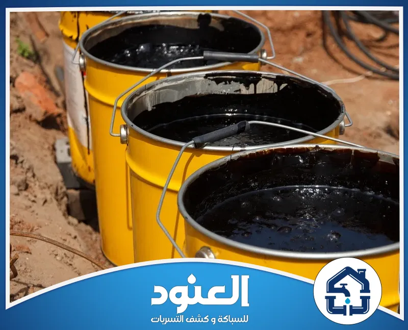 احصل على حماية متكاملة لسطحك مع حلول عزل احترافية تناسب احتياجاتك. براميل تحتوي على مادة البيتومين السوداء المستخدمة في تجهيز عزل الأسطح ضد تسرب المياه.