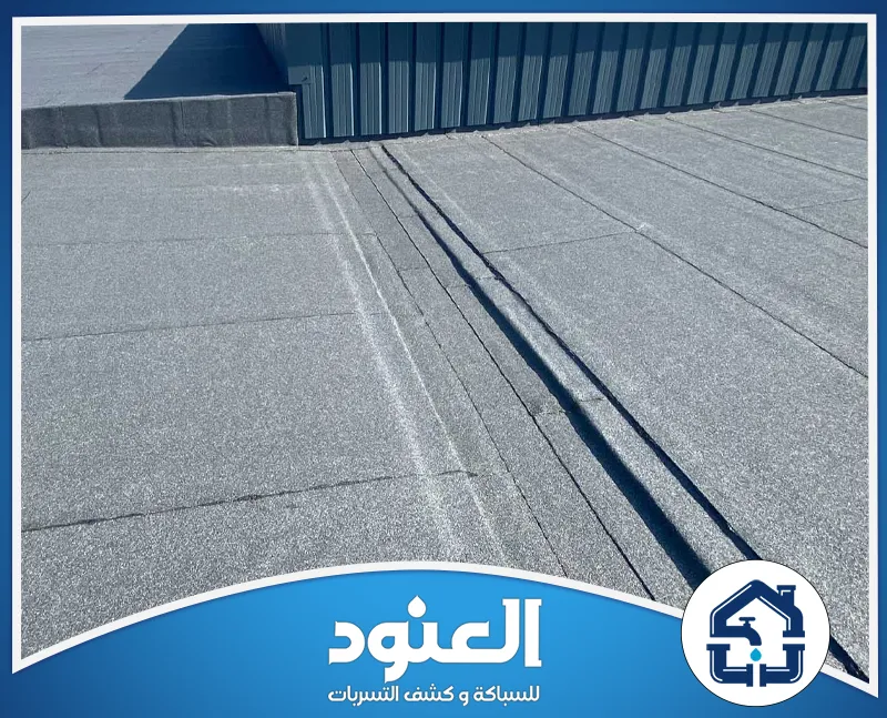 اجعل سطحك أكثر مقاومة للمطر والرطوبة مع تنفيذ عزل احترافي يدوم طويلًا. سطح مغطى بطبقة عزل متماسكة لمنع تسرب المياه ومعالجة نقاط الضعف في الأسطح الخارجية.