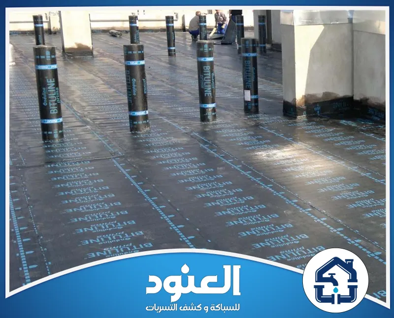ابدأ مشروع عزل سطحك بخامات بيتومينية متينة وتنفيذ يليق بجودة منزلك. سطح مبنى مغطى بألواح ولفائف عزل سوداء تحمل علامات البيتومين قبل استكمال طبقات الحماية.