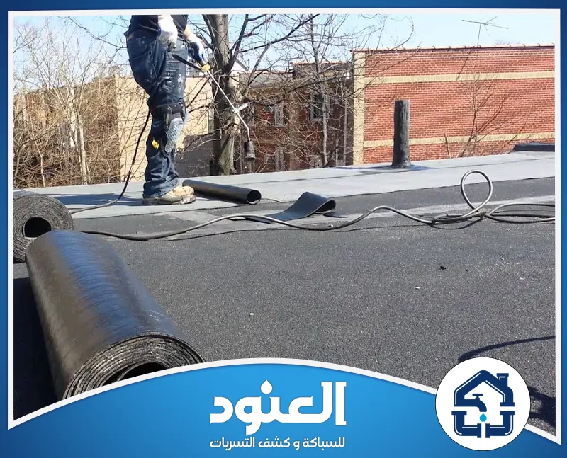 اختبر فرق التنفيذ الاحترافي مع فنيين يركبون العزل بخبرة وتقنية عالية. فني عزل يستخدم معدات فرد وتركيب لفائف البيتومين أثناء تجهيز سطح المبنى بطبقات الحماية.