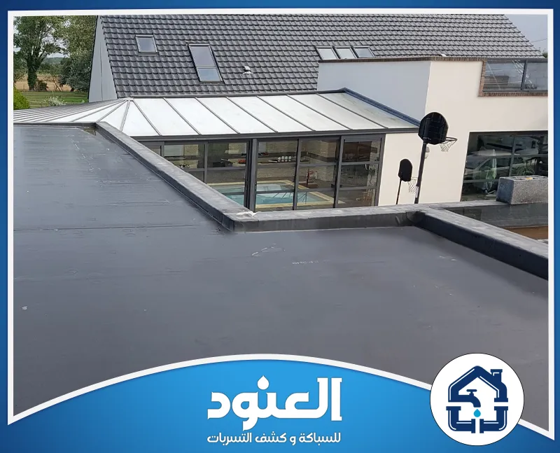 سطحك يستحق حماية أقوى ابدأ عزل منزلك الآن قبل أول قطرة مطر. سطح منزل مغطى بطبقة عزل مائي متجانسة لحماية المبنى من تسرب مياه الأمطار.